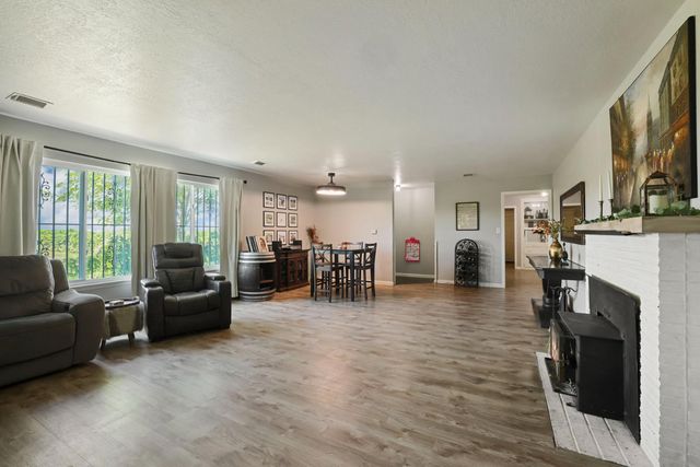 7613 E Harney Ln, Lodi, CA 95240