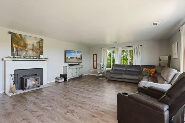 7613 E Harney Ln, Lodi, CA 95240
