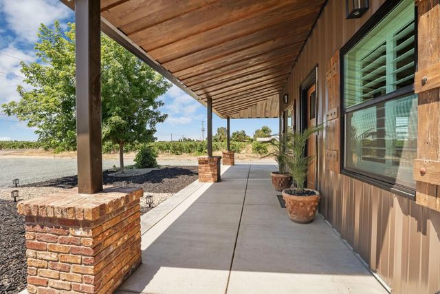 7613 E Harney Ln, Lodi, CA 95240
