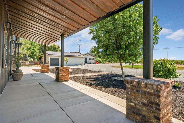 7613 E Harney Ln, Lodi, CA 95240