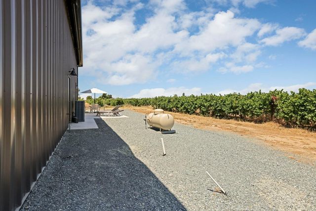 7613 E Harney Ln, Lodi, CA 95240