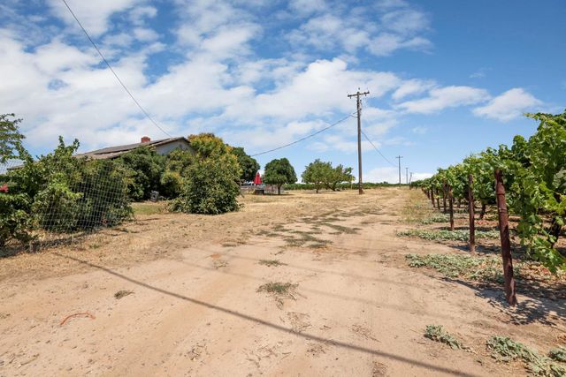7613 E Harney Ln, Lodi, CA 95240