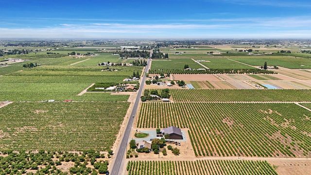 7613 E Harney Ln, Lodi, CA 95240