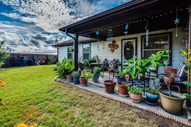 172 Mistflower LN, Kyle, TX 78640