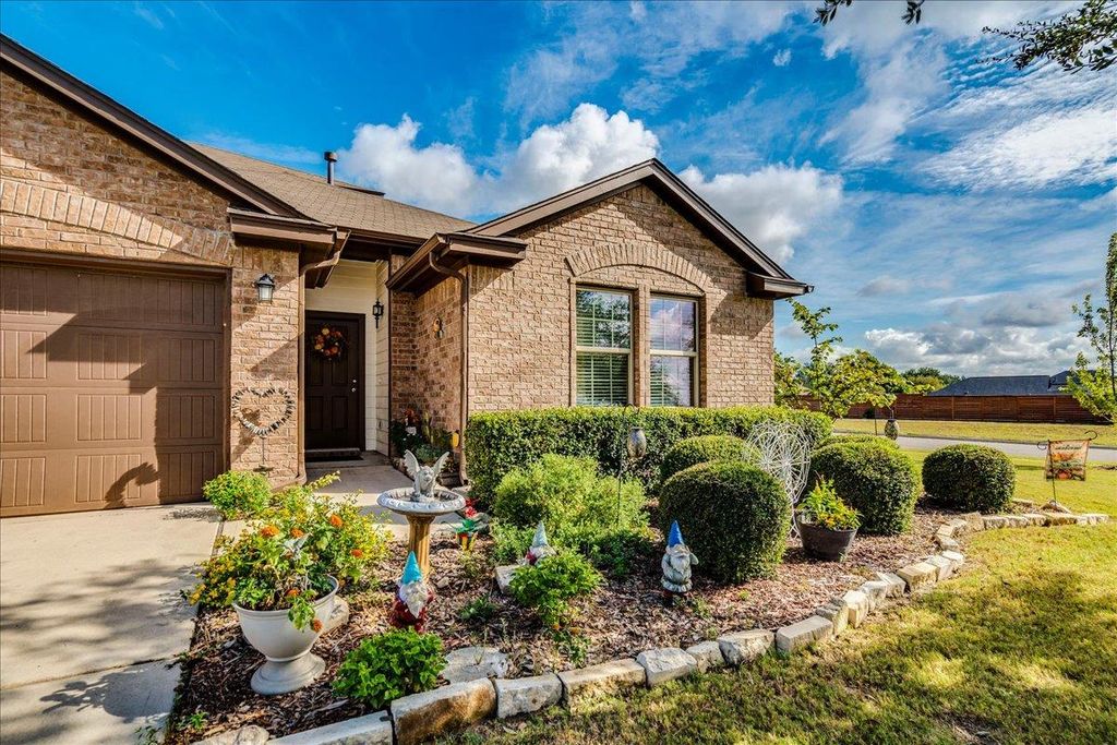 172 Mistflower LN, Kyle, TX 78640
