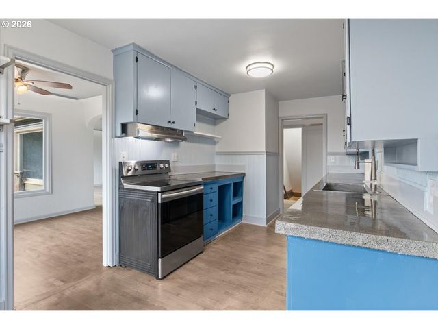 900 CASCADE Dr, Salem, OR 97304