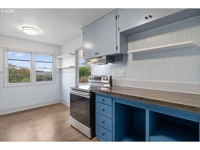900 CASCADE Dr, Salem, OR 97304