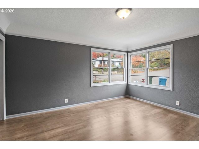 900 CASCADE Dr, Salem, OR 97304