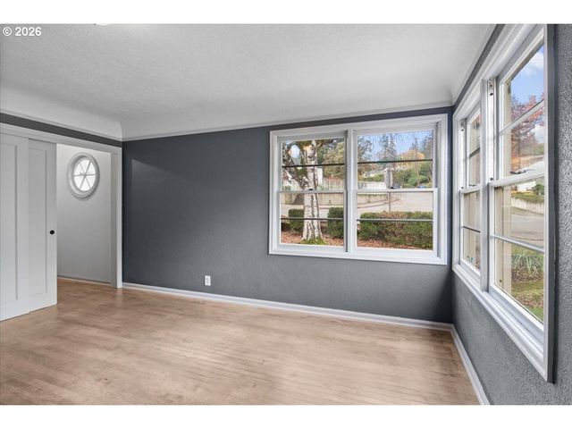 900 CASCADE Dr, Salem, OR 97304