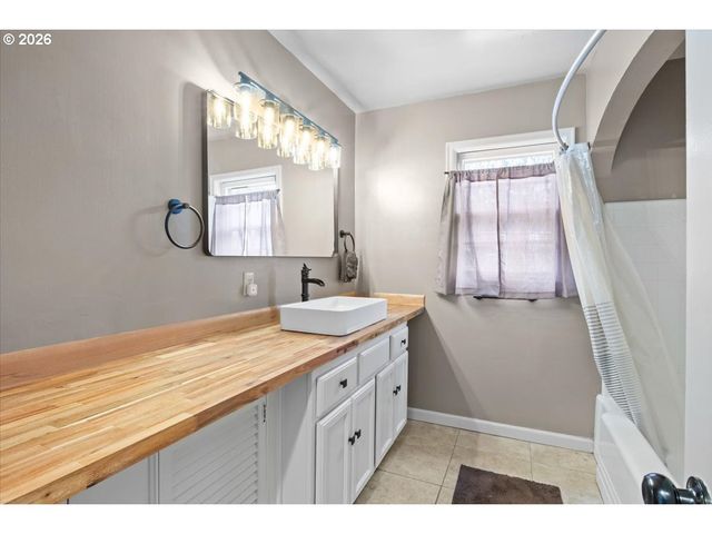 900 CASCADE Dr, Salem, OR 97304