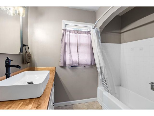 900 CASCADE Dr, Salem, OR 97304
