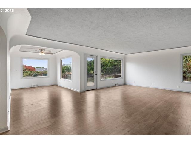 900 CASCADE Dr, Salem, OR 97304