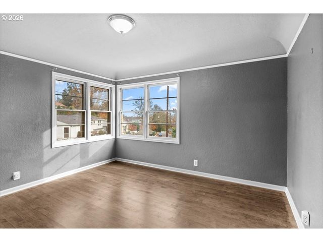 900 CASCADE Dr, Salem, OR 97304