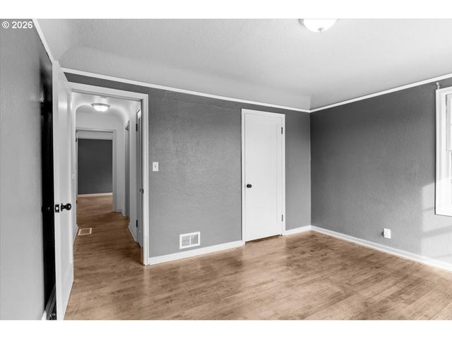 900 CASCADE Dr, Salem, OR 97304