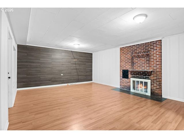 900 CASCADE Dr, Salem, OR 97304