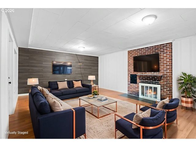 900 CASCADE Dr, Salem, OR 97304