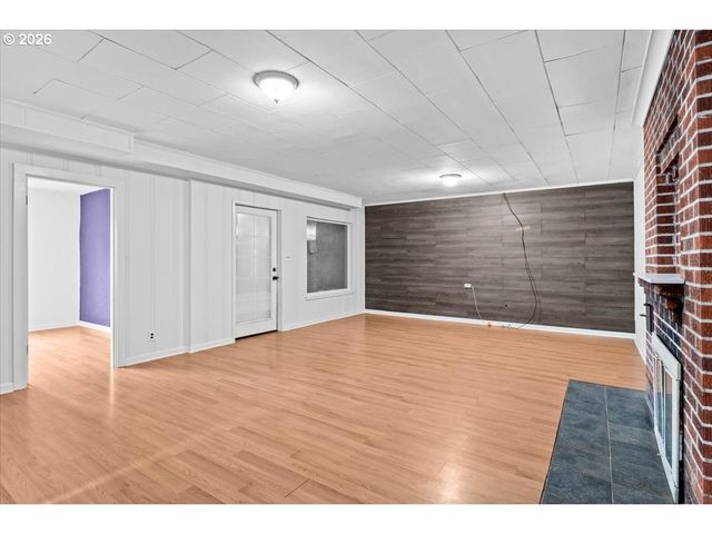 900 CASCADE Dr, Salem, OR 97304