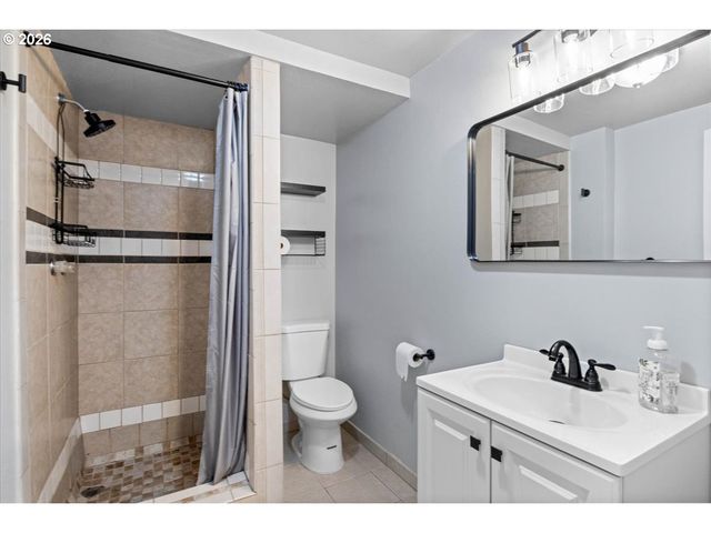 900 CASCADE Dr, Salem, OR 97304