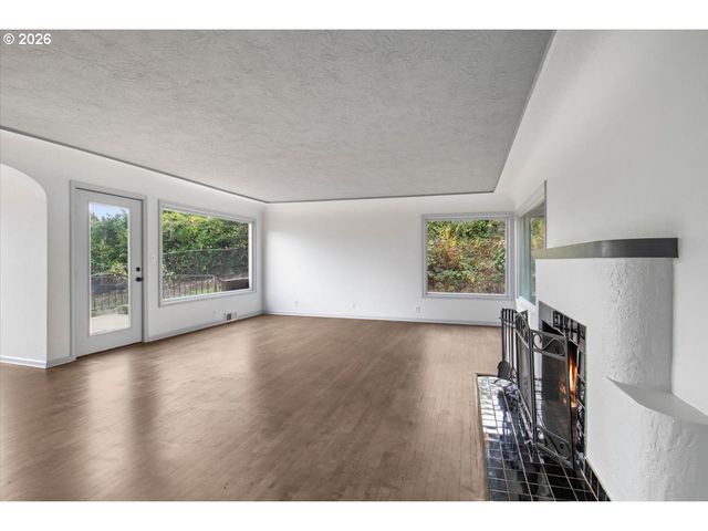 900 CASCADE Dr, Salem, OR 97304