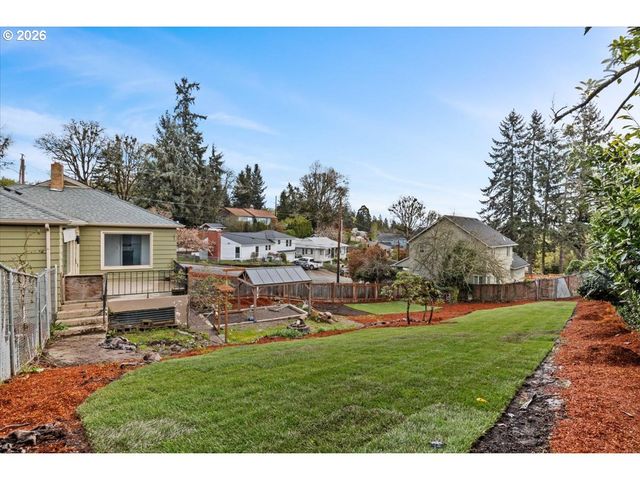 900 CASCADE Dr, Salem, OR 97304