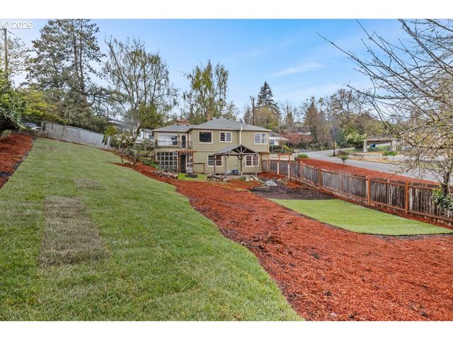 900 CASCADE Dr, Salem, OR 97304