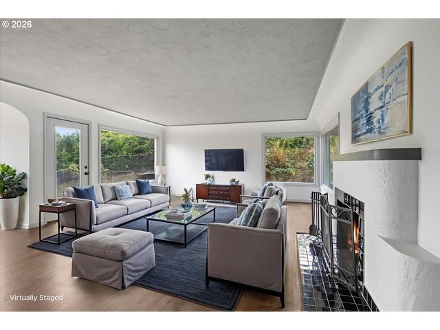 900 CASCADE Dr, Salem, OR 97304