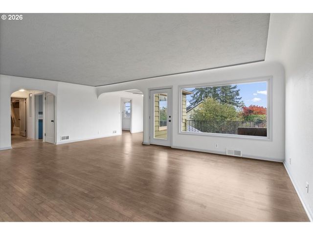 900 CASCADE Dr, Salem, OR 97304