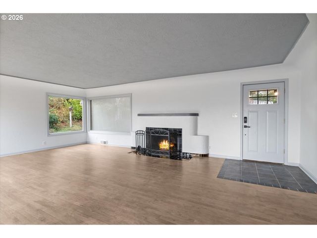 900 CASCADE Dr, Salem, OR 97304