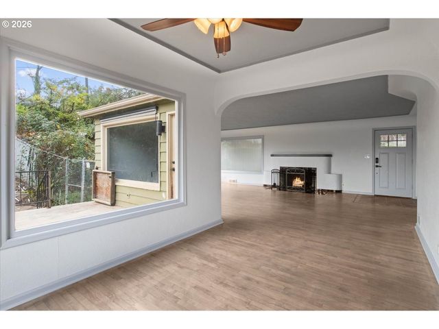 900 CASCADE Dr, Salem, OR 97304