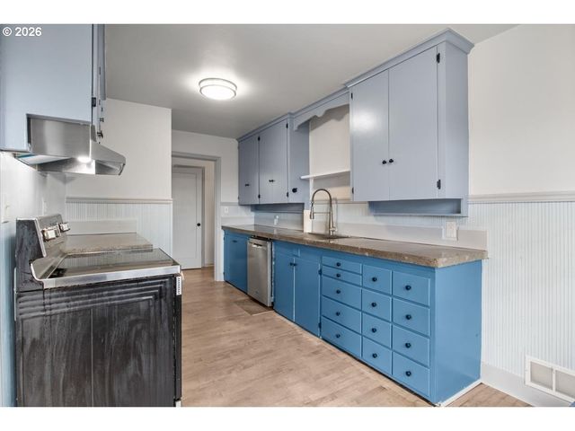 900 CASCADE Dr, Salem, OR 97304