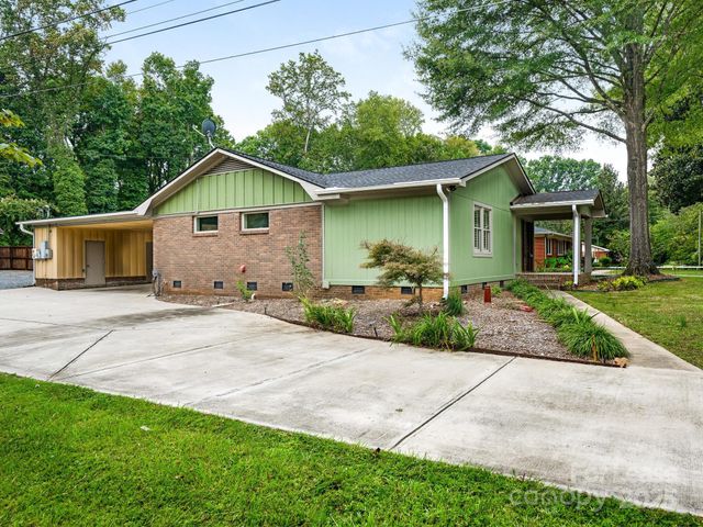 1174 Robinhood Circle, Charlotte, NC 28227