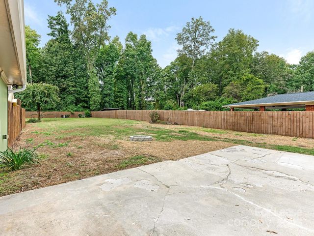 1174 Robinhood Circle, Charlotte, NC 28227