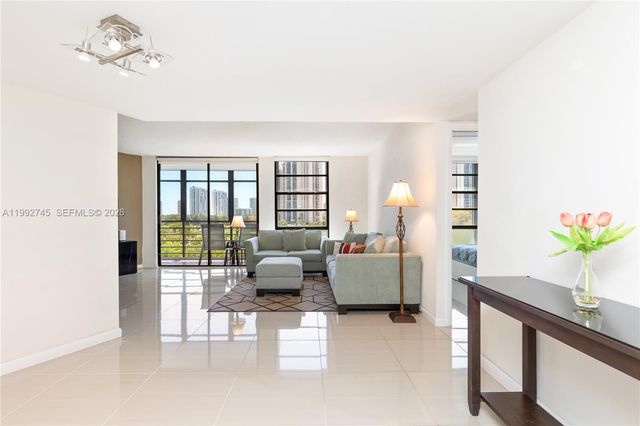 20400 W Country Club Dr 605, Aventura, FL 33180