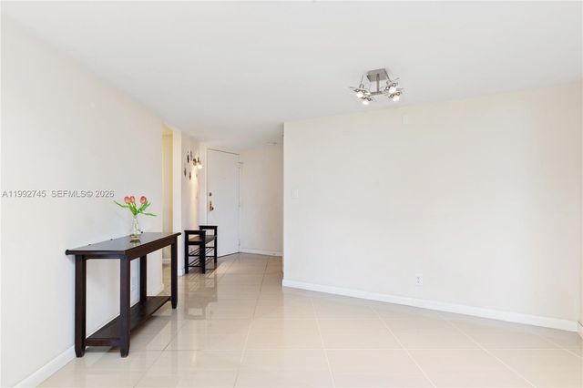20400 W Country Club Dr 605, Aventura, FL 33180