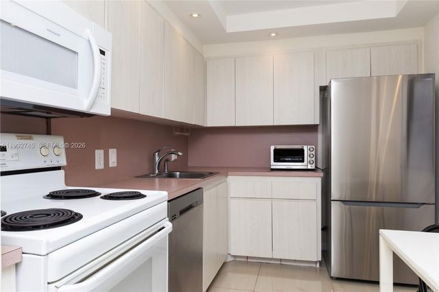 20400 W Country Club Dr 605, Aventura, FL 33180