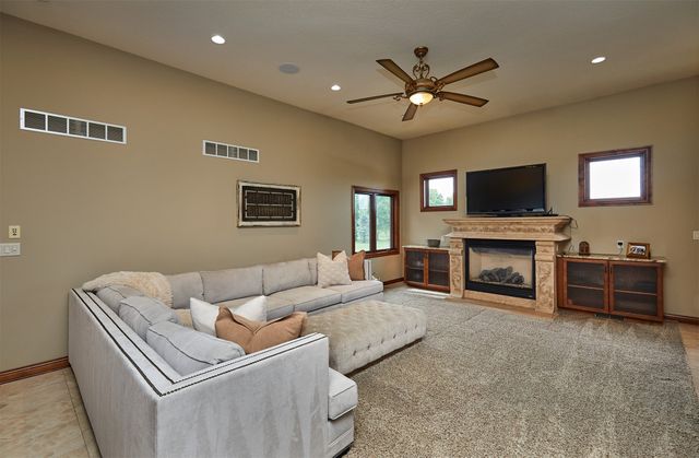 9127 NW 72nd Circle, Johnston, IA 50131