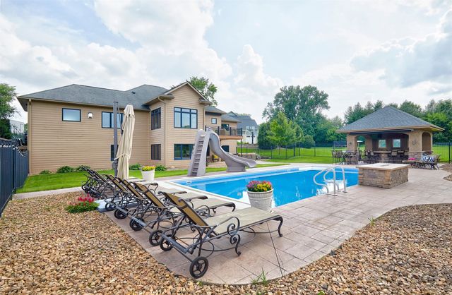 9127 NW 72nd Circle, Johnston, IA 50131