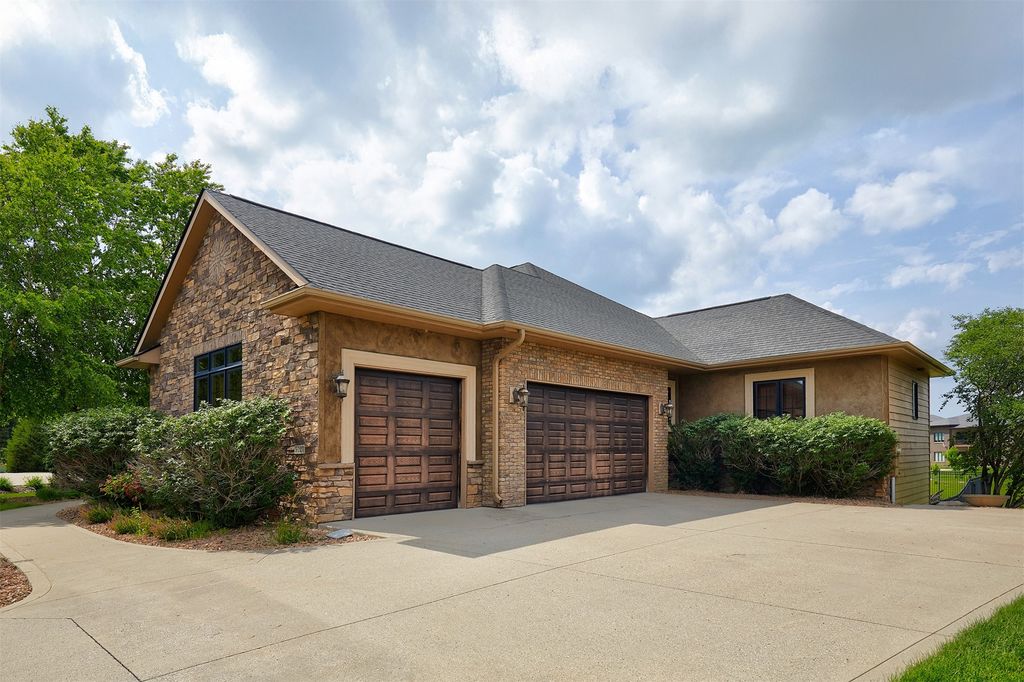 9127 NW 72nd Circle, Johnston, IA 50131