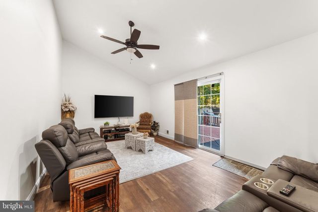 1071 HUGHES DR, Hamilton, NJ 08690