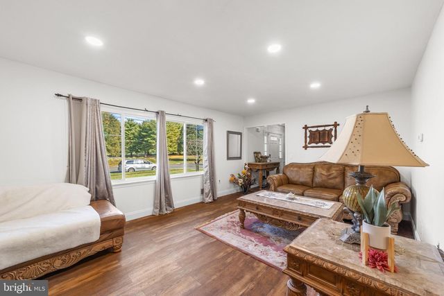 1071 HUGHES DR, Hamilton, NJ 08690