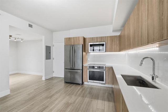 2960 NE 207th St 1108, Miami, FL 33180