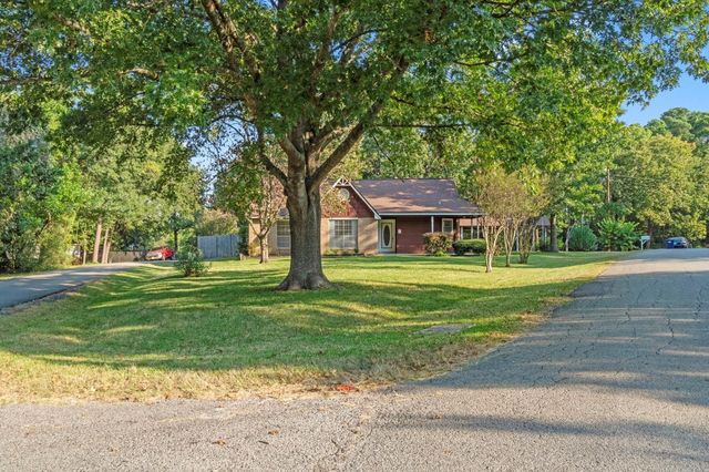 11841 Lakeview Manor Drive, Willis, TX 77318