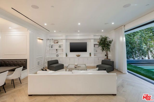 843 N Spaulding Avenue, Los Angeles, CA 90046