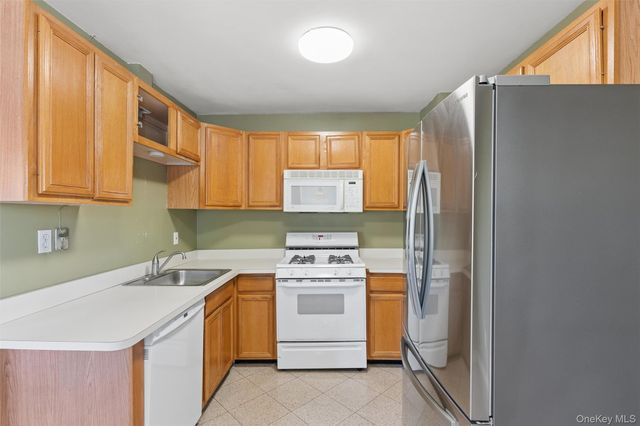 1601 Johnson Avenue 16, Elmont, NY 11003