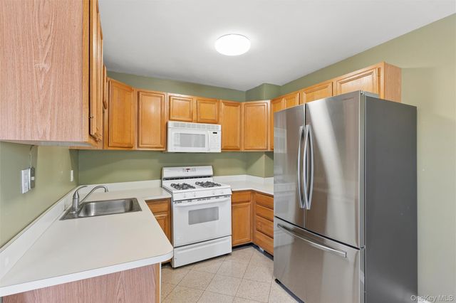 1601 Johnson Avenue 16, Elmont, NY 11003