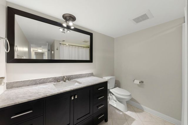 525 Cumnor Road 306, Westmont, IL 60559