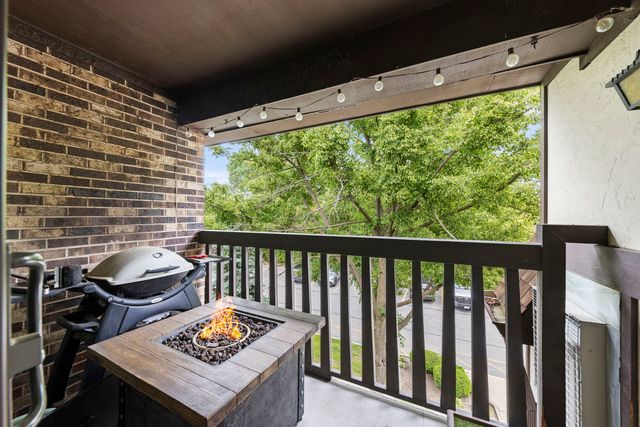 525 Cumnor Road 306, Westmont, IL 60559