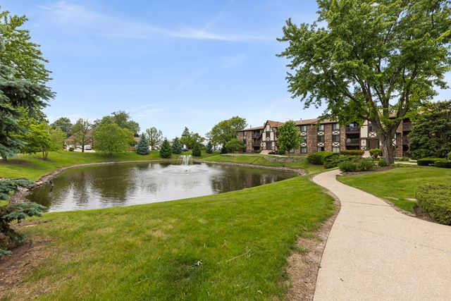 525 Cumnor Road 306, Westmont, IL 60559