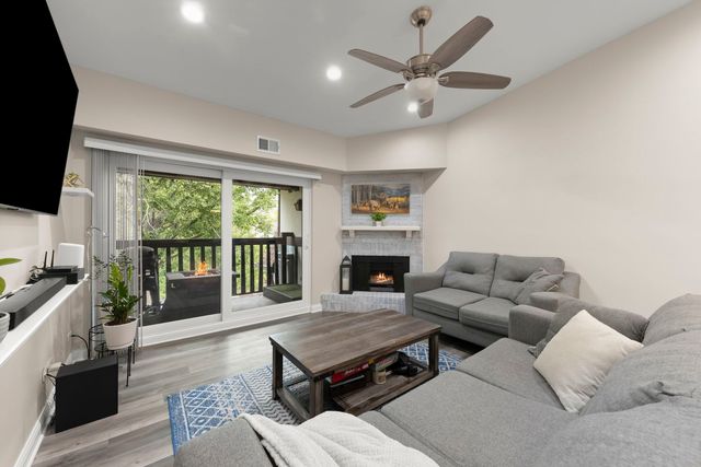525 Cumnor Road 306, Westmont, IL 60559
