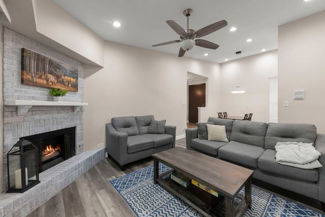 525 Cumnor Road 306, Westmont, IL 60559